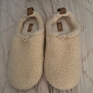 Cream colored Ugg Sherpa slippers